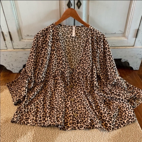 🌟LAST ONE LEFT🌟 Darling Leopard Print Blouse - Picture 3 of 4